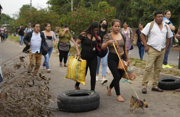 Bolivia Opposition blockades push for leader s release AP News